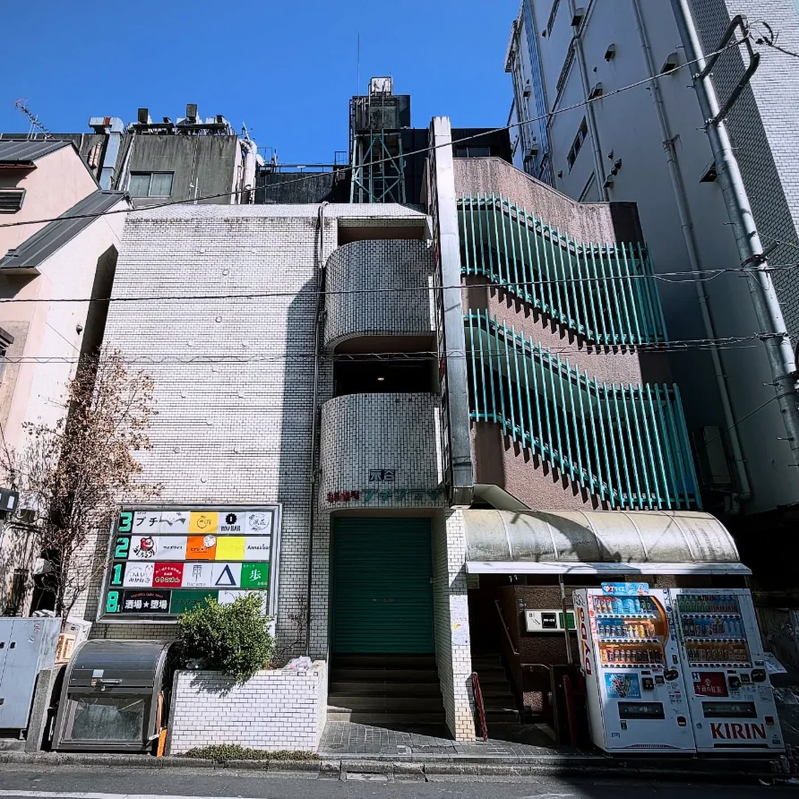 1階の入口が見える歌舞伎町プチプラザの外観