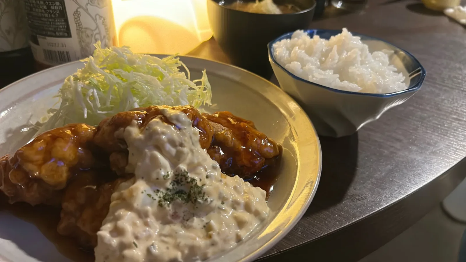 ごはんのお茶碗を添えた料理の提供例