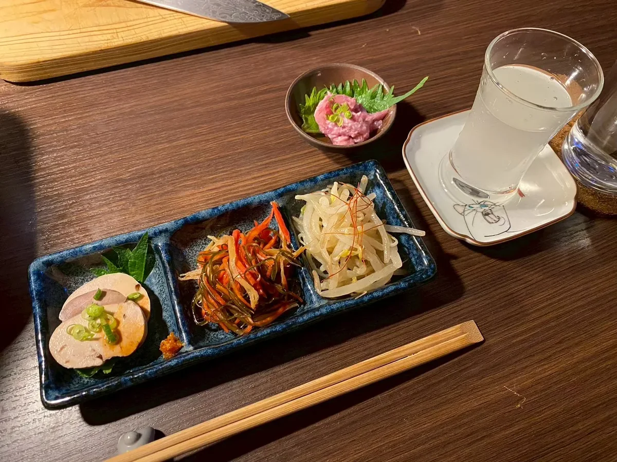 カウンター上に並ぶ小皿料理と飲み物